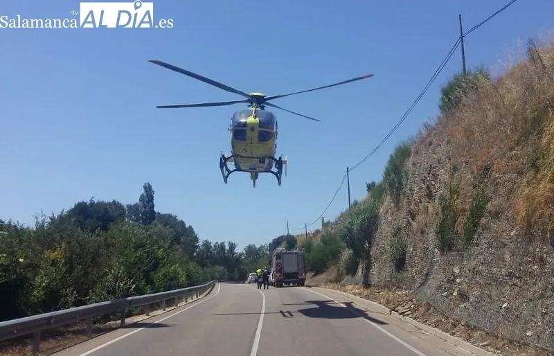 Despliegue en el kilómetro 29 de la SA-114 en Alba de Tormes, por el accidente de un motorista. Foto ALBA AL DÍA