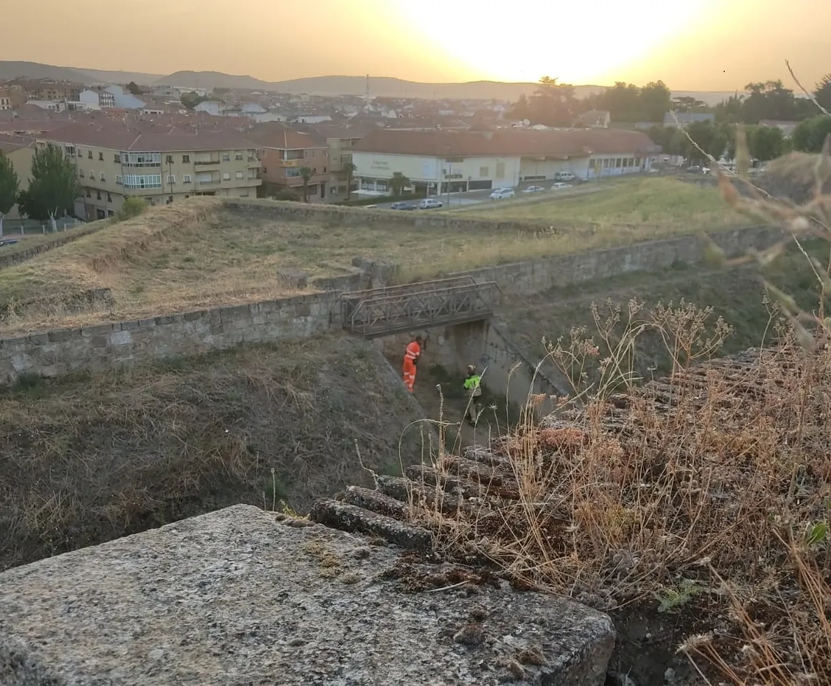 Foto 2 - Rescatan a una mujer que cay&oacute; al foso a primera hora de la ma&ntilde;ana