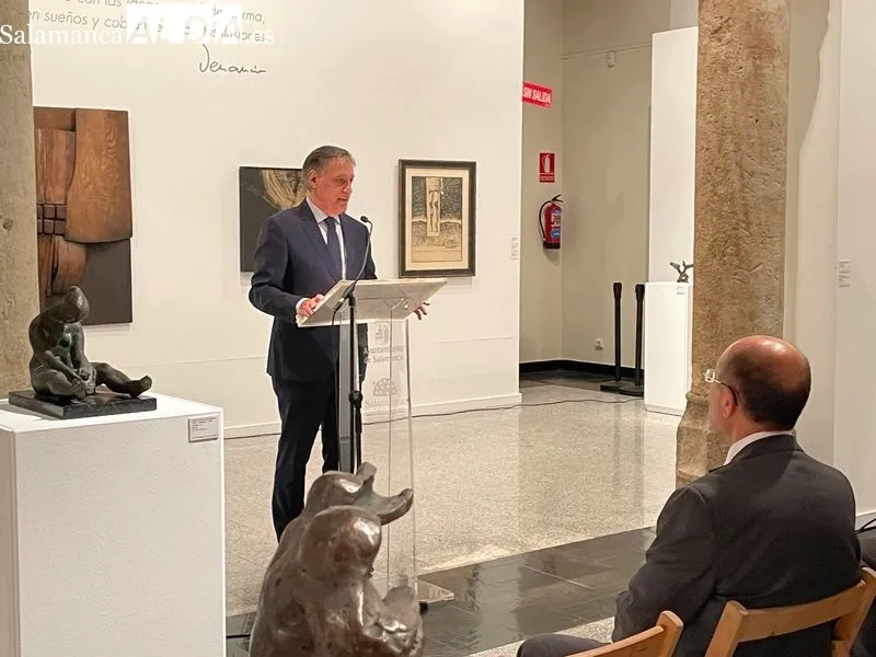 Muestra “Un legado de amistad”, un homenaje a artistas vinculados a Venancio Blanco, en la Sala de Exposiciones de Santo Domingo. Foto de Miguel González