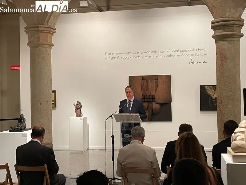 Muestra “Un legado de amistad”, un homenaje a artistas vinculados a Venancio Blanco, en la Sala de Exposiciones de Santo Domingo. Foto de Miguel González