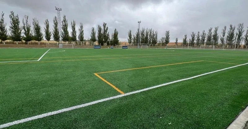 Recepción de las obras del nuevo césped artificial instalado en el campo de fútbol municipal de Carbajosa