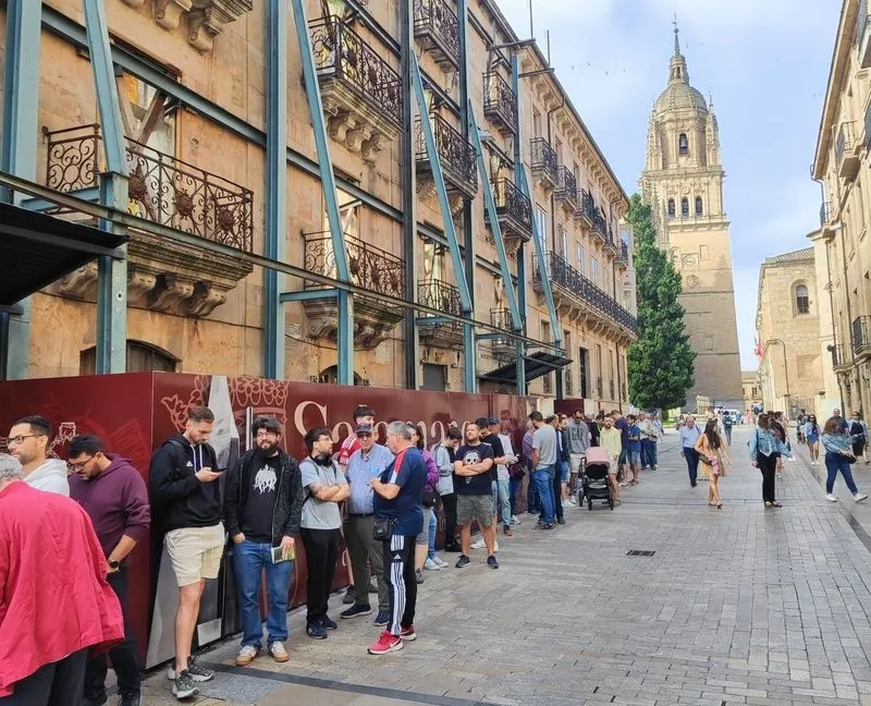 Cola en la Rúa Mayor, este lunes, 15 minutos antes de la apertura de la tienda de Unionistas, para la renovación de carnés. Foto: USCF