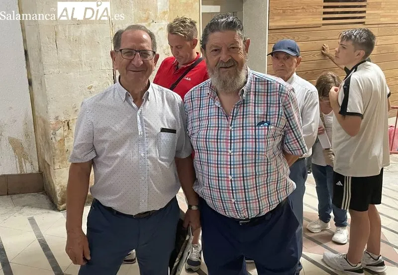 Aficionados del Salamanca UDS junto a la taquilla del Pasaje Coliseum. Foto: Miguel González