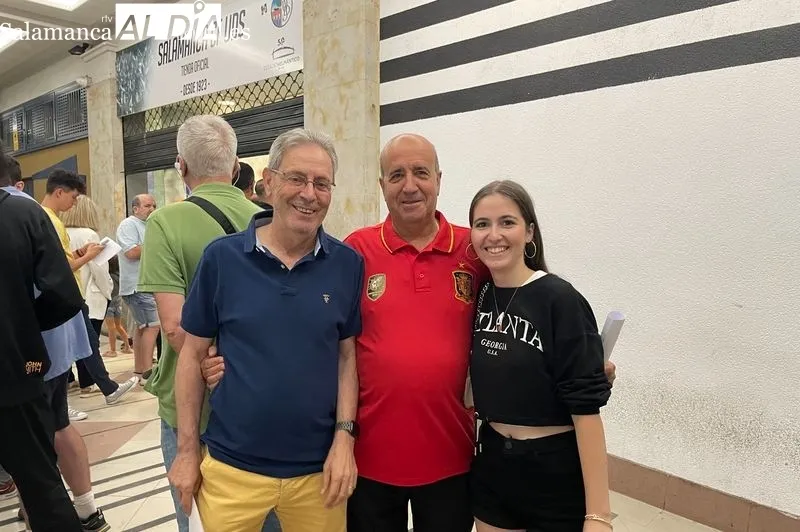 Aficionados del Salamanca UDS junto a la taquilla del Pasaje Coliseum. Foto: Miguel González