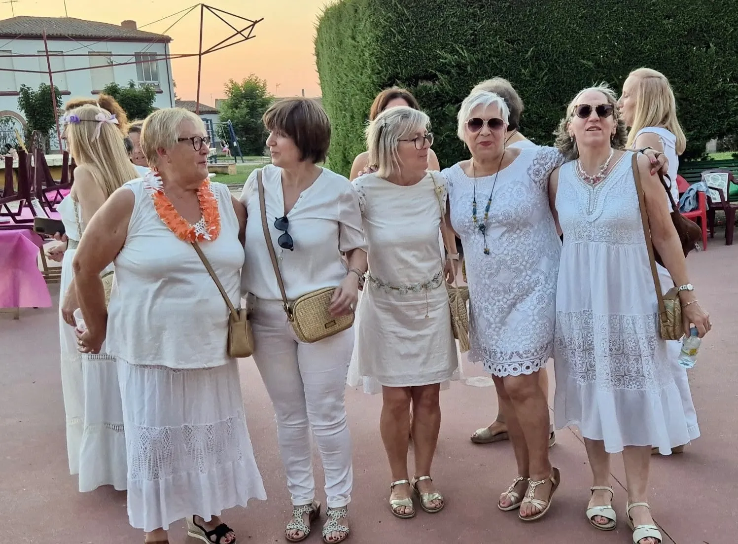 Foto 8 - Cerca de un centenar de mujeres participan en la segunda 'Noche en Blanco' de la asociaci&oacute;n Me Permito