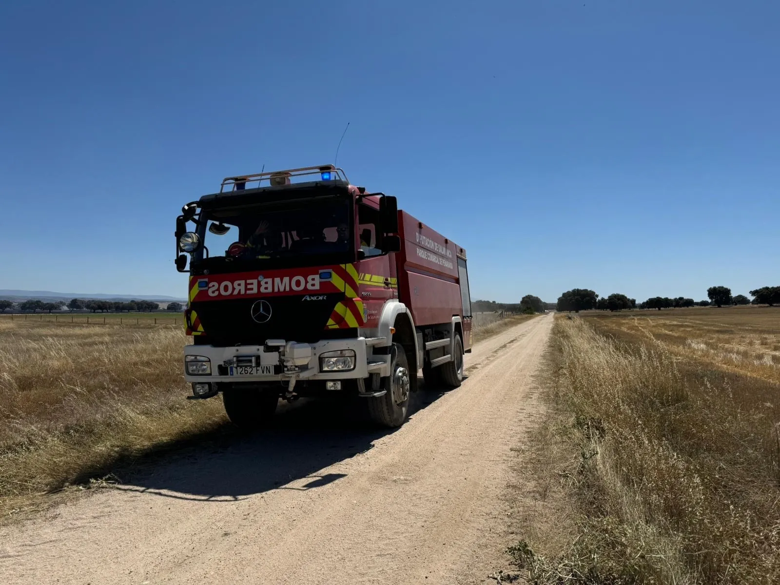 Foto 2 - Medios terrestres y a&eacute;reos trabajan en la extinci&oacute;n de un incendio en Santiago de la Puebla 