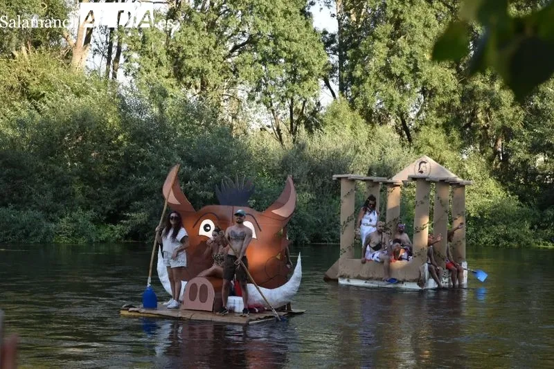 Foto 3 - Encinas de Arriba derrocha imaginaci&oacute;n y destreza en el descenso del Tormes con barcas