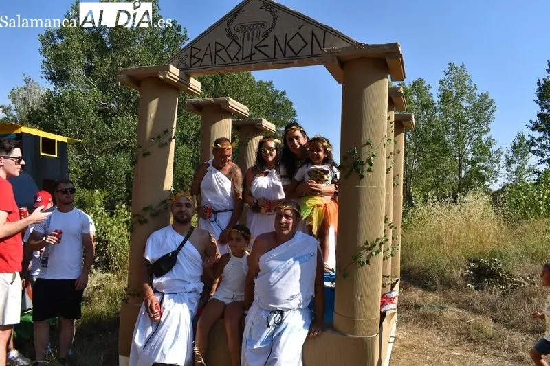 Foto 2 - Encinas de Arriba derrocha imaginaci&oacute;n y destreza en el descenso del Tormes con barcas
