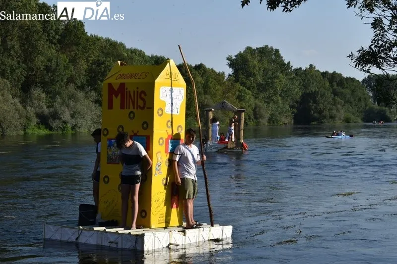 Foto 8 - Encinas de Arriba derrocha imaginaci&oacute;n y destreza en el descenso del Tormes con barcas
