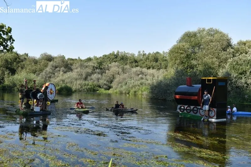 Foto 5 - Encinas de Arriba derrocha imaginaci&oacute;n y destreza en el descenso del Tormes con barcas