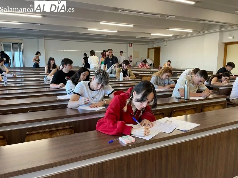 Preparativos del primer examen de la convocatoria de julio de la EBAU en la Facultad de Ciencias. Foto de Miguel González