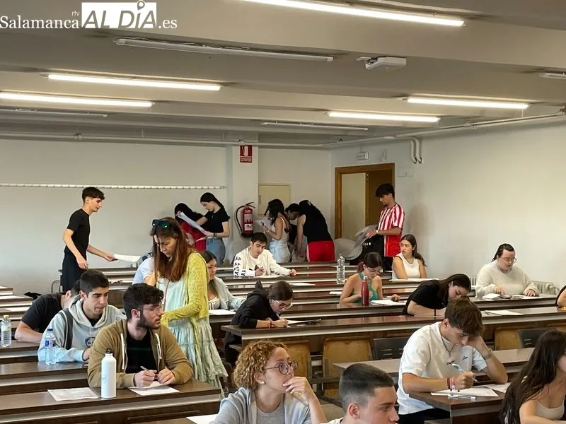 Preparativos del primer examen de la convocatoria de julio de la EBAU en la Facultad de Ciencias. Foto de Miguel González