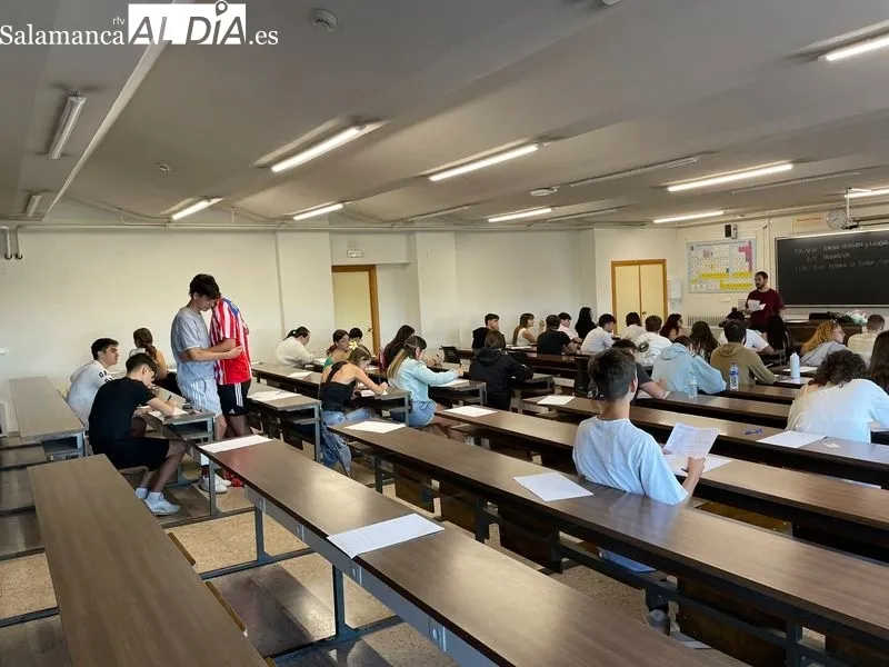 Preparativos del primer examen de la convocatoria de julio de la EBAU en la Facultad de Ciencias. Foto de Miguel González