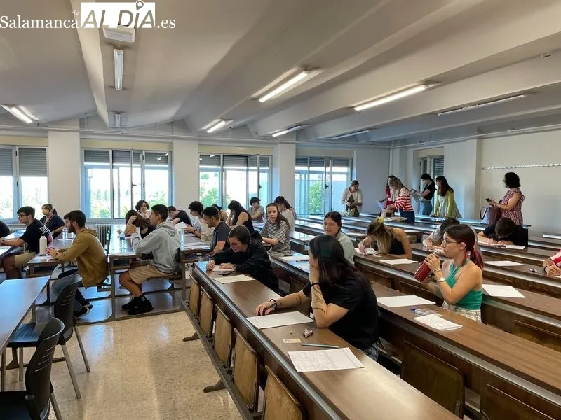 Preparativos del primer examen de la convocatoria de julio de la EBAU en la Facultad de Ciencias. Foto de Miguel González