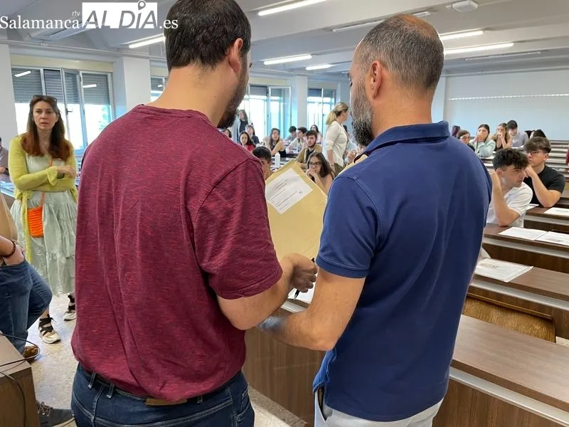 Preparativos del primer examen de la convocatoria de julio de la EBAU en la Facultad de Ciencias. Foto de Miguel González