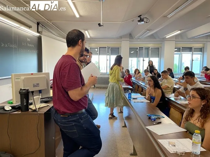 Preparativos del primer examen de la convocatoria de julio de la EBAU en la Facultad de Ciencias. Foto de Miguel González
