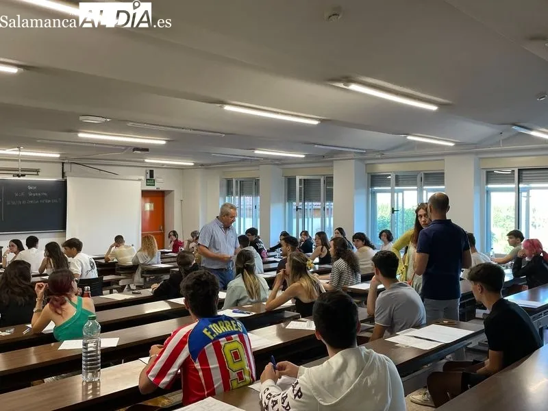 Preparativos del primer examen de la convocatoria de julio de la EBAU en la Facultad de Ciencias. Foto de Miguel González