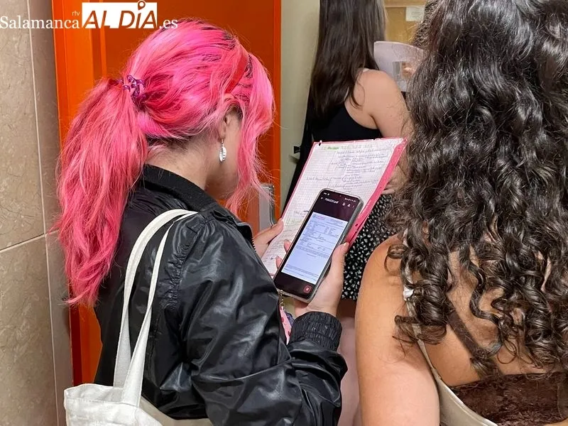 Preparativos del primer examen de la convocatoria de julio de la EBAU en la Facultad de Ciencias. Foto de Miguel González