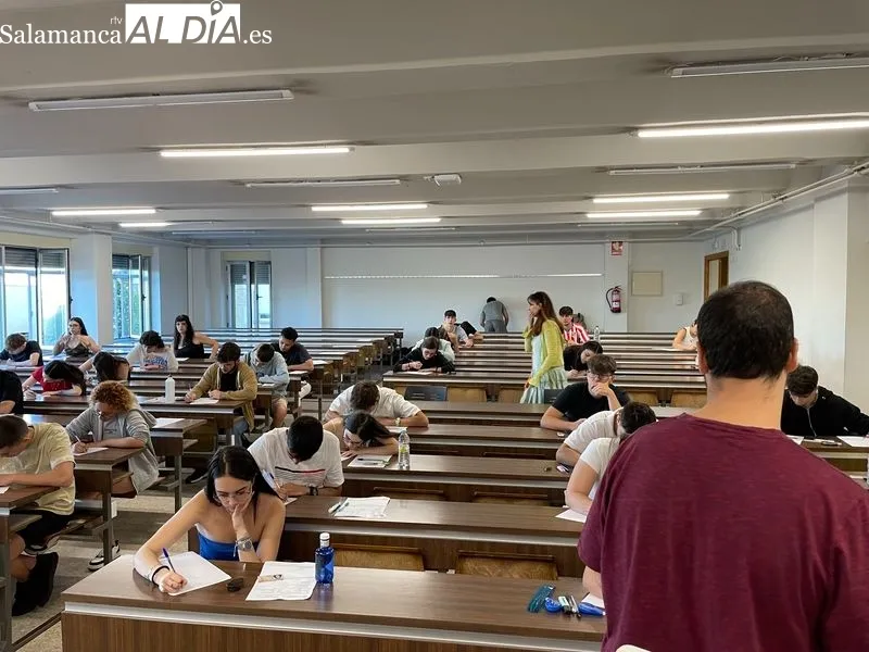 Preparativos del primer examen de la convocatoria de julio de la EBAU en la Facultad de Ciencias. Foto de Miguel González