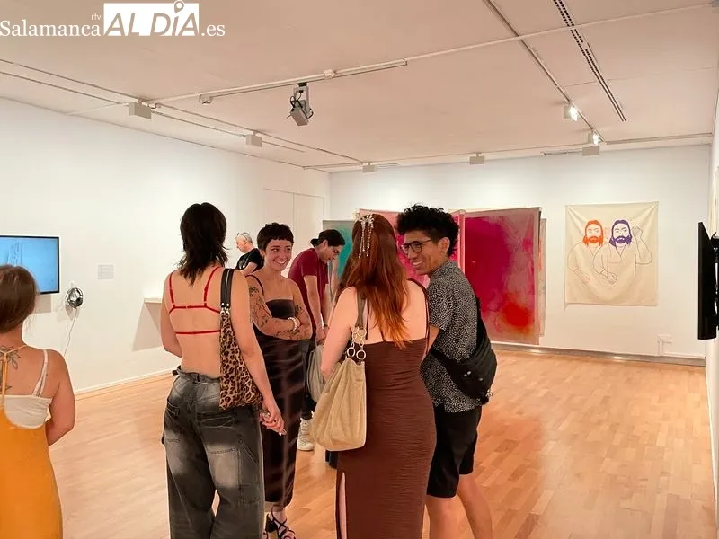 La exposición en el DA2 supone una recopilación de obras de estudiantes, pero también de jóvenes artistas, por tanto, en diferentes formatos. Foto de Miguel González