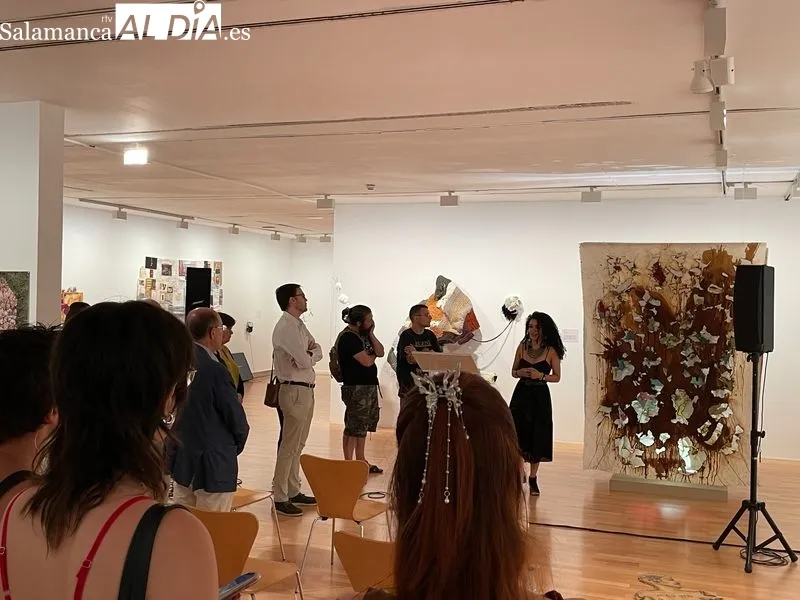 La exposición en el DA2 supone una recopilación de obras de estudiantes, pero también de jóvenes artistas, por tanto, en diferentes formatos. Foto de Miguel González