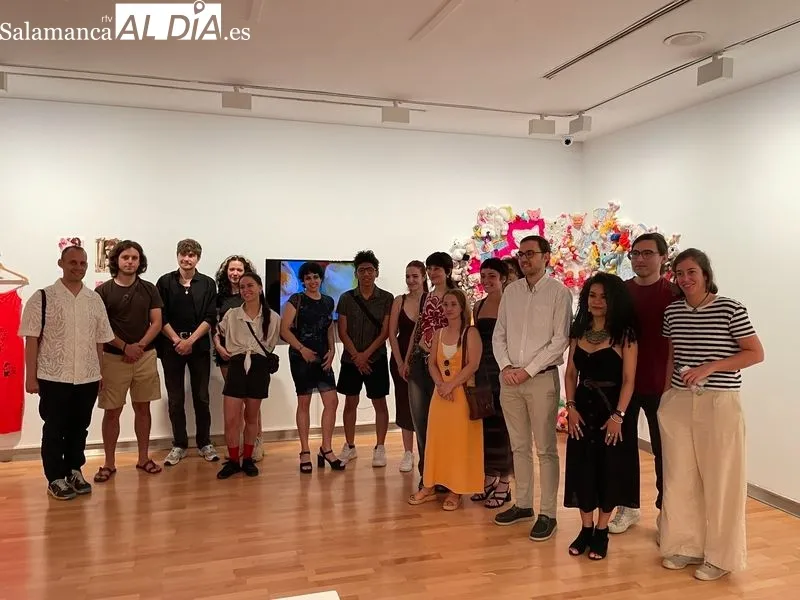 La exposición en el DA2 supone una recopilación de obras de estudiantes, pero también de jóvenes artistas, por tanto, en diferentes formatos. Foto de Miguel González