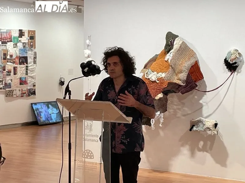 La exposición en el DA2 supone una recopilación de obras de estudiantes, pero también de jóvenes artistas, por tanto, en diferentes formatos. Foto de Miguel González