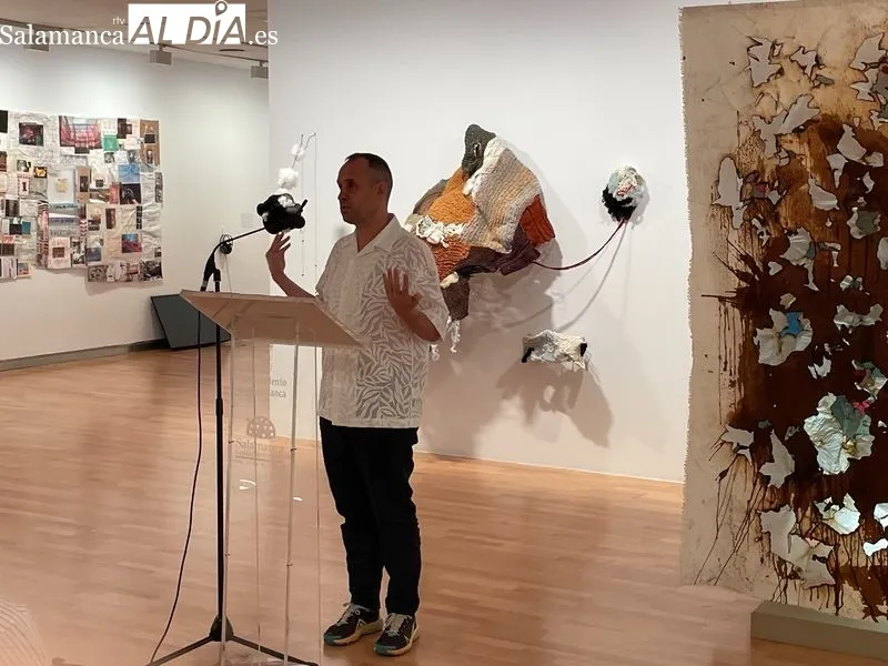 La exposición en el DA2 supone una recopilación de obras de estudiantes, pero también de jóvenes artistas, por tanto, en diferentes formatos. Foto de Miguel González