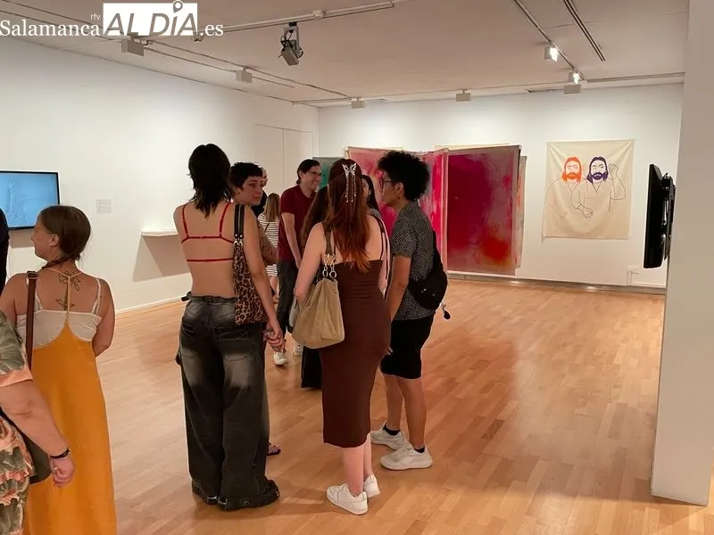 La exposición en el DA2 supone una recopilación de obras de estudiantes, pero también de jóvenes artistas, por tanto, en diferentes formatos. Foto de Miguel González