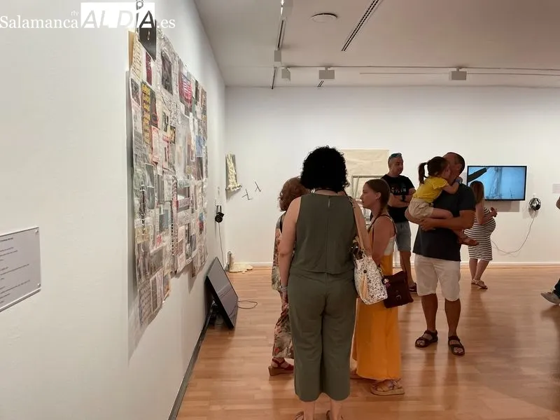 La exposición en el DA2 supone una recopilación de obras de estudiantes, pero también de jóvenes artistas, por tanto, en diferentes formatos. Foto de Miguel González