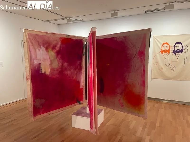 La exposición en el DA2 supone una recopilación de obras de estudiantes, pero también de jóvenes artistas, por tanto, en diferentes formatos. Foto de Miguel González