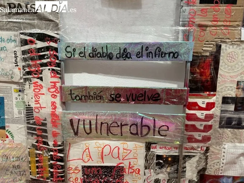La exposición en el DA2 supone una recopilación de obras de estudiantes, pero también de jóvenes artistas, por tanto, en diferentes formatos. Foto de Miguel González