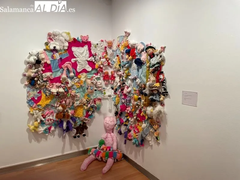 La exposición en el DA2 supone una recopilación de obras de estudiantes, pero también de jóvenes artistas, por tanto, en diferentes formatos. Foto de Miguel González