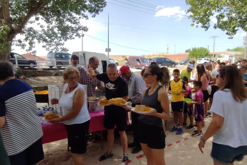 Foto 2 - Mil raciones de paella y no poca diversi&oacute;n para decir adi&oacute;s a las fiestas patronales en Santiago de la Puebla