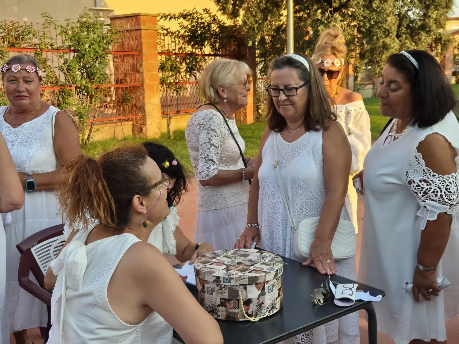 Foto 3 - Cerca de un centenar de mujeres participan en la segunda 'Noche en Blanco' de la asociaci&oacute;n Me Permito