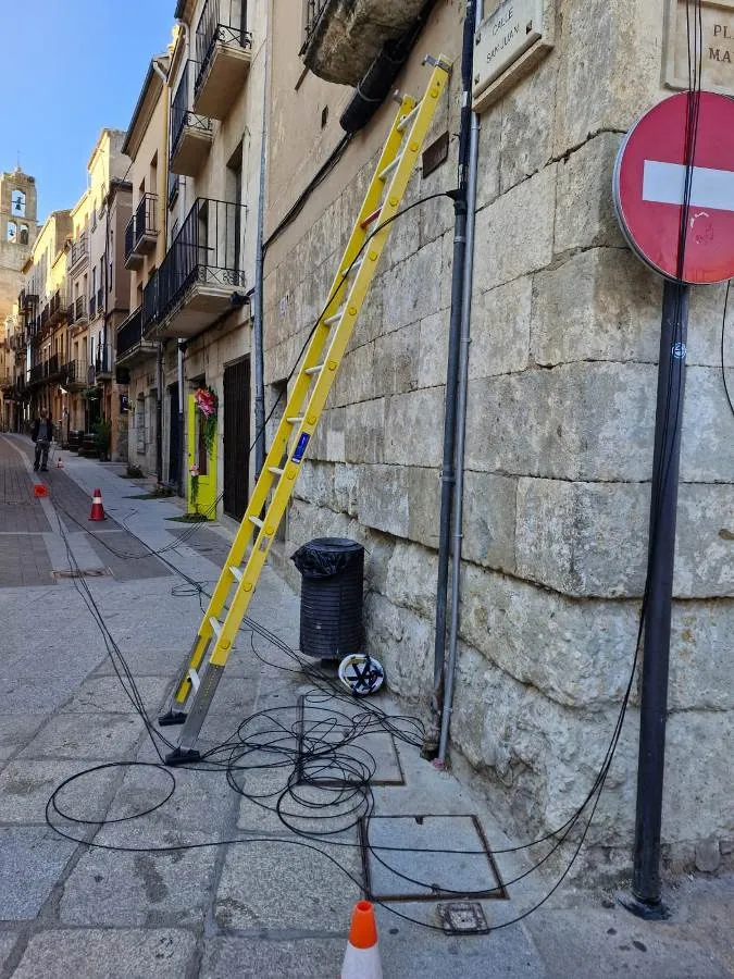 Foto 3 - Prosigue el despliegue de la fibra &oacute;ptica por el centro hist&oacute;rico mirobrigense