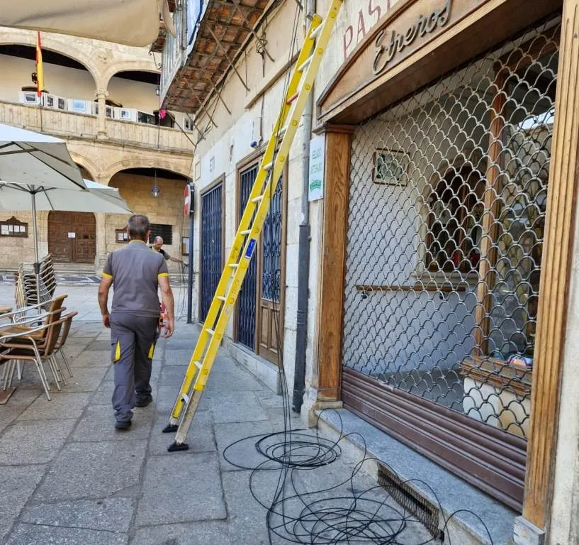 Foto 2 - Prosigue el despliegue de la fibra &oacute;ptica por el centro hist&oacute;rico mirobrigense