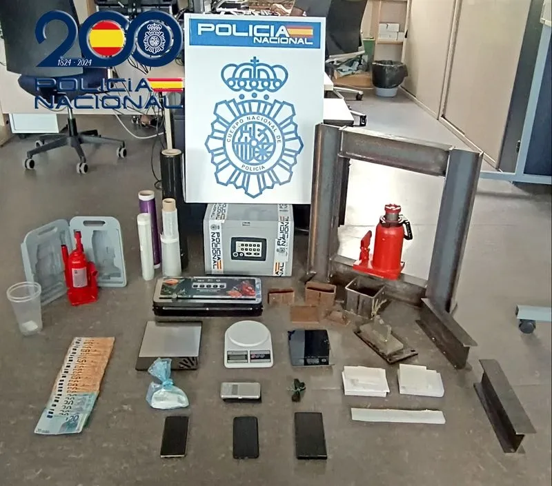 Droga, dinero y material intervenido en esta operación