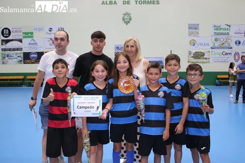Foto 2 - &lsquo;Los Titos y Chaques&rsquo; se imponen a Robliza de Cojos en la final del torneo de f&uacute;tbol sala 