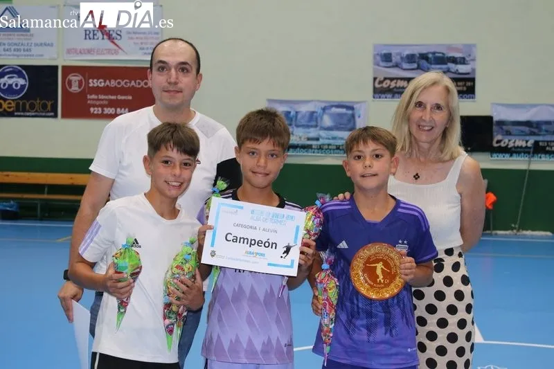 Foto 3 - &lsquo;Los Titos y Chaques&rsquo; se imponen a Robliza de Cojos en la final del torneo de f&uacute;tbol sala 