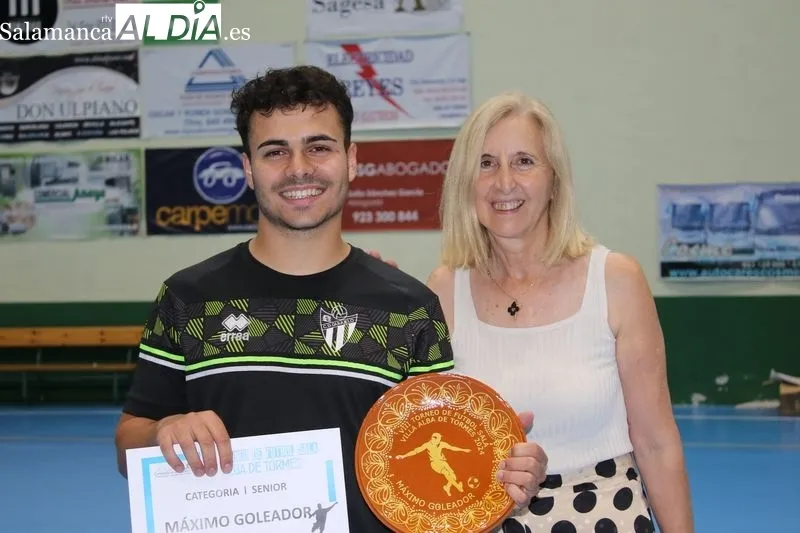 Foto 5 - &lsquo;Los Titos y Chaques&rsquo; se imponen a Robliza de Cojos en la final del torneo de f&uacute;tbol sala 