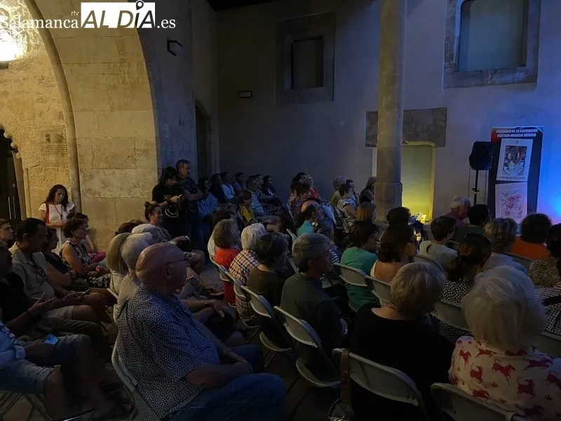 Foto 10 - El Recital Candil Luminoso de Poes&iacute;a deja su magia en la Torre de Anaya