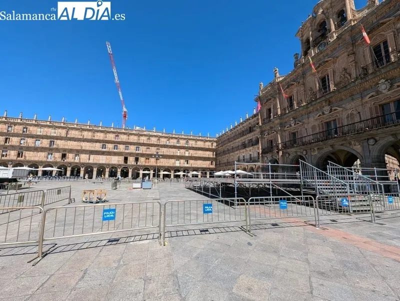 Trabajos de este martes en la Plaza Mayor de Salamanca. Foto de David Sañudo