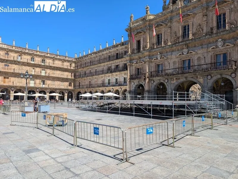Trabajos de este martes en la Plaza Mayor de Salamanca. Foto de David Sañudo