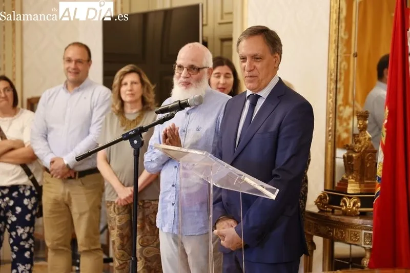 El alcalde de Salamanca, Carlos García Carbayo, recibía esta mañana a los niños saharauis que participan en el programa ‘Vacaciones en Paz’. Foto: David Sañudo
