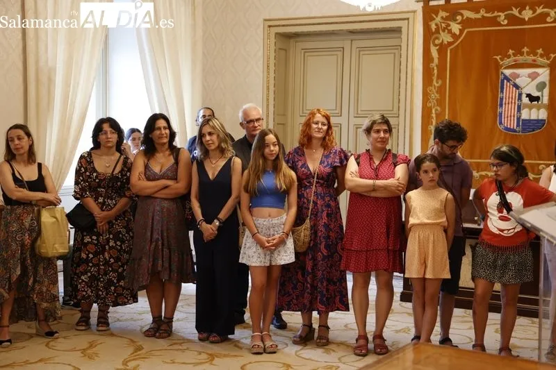 El alcalde de Salamanca, Carlos García Carbayo, recibía esta mañana a los niños saharauis que participan en el programa ‘Vacaciones en Paz’. Foto: David Sañudo