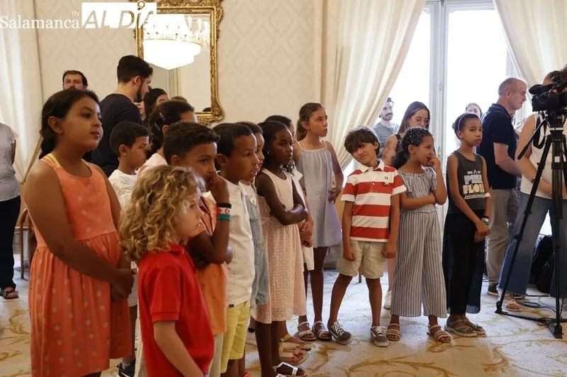 El alcalde de Salamanca, Carlos García Carbayo, recibía esta mañana a los niños saharauis que participan en el programa ‘Vacaciones en Paz’. Foto: David Sañudo