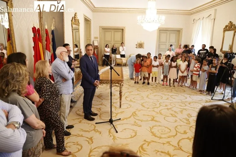 El alcalde de Salamanca, Carlos García Carbayo, recibía esta mañana a los niños saharauis que participan en el programa ‘Vacaciones en Paz’. Foto: David Sañudo