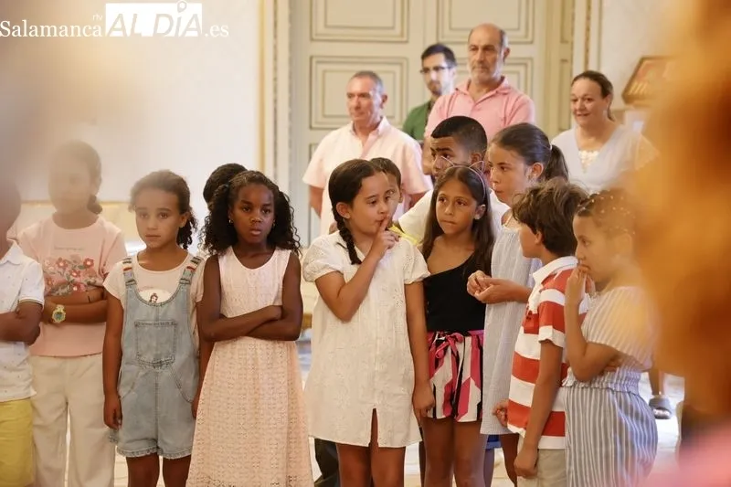 El alcalde de Salamanca, Carlos García Carbayo, recibía esta mañana a los niños saharauis que participan en el programa ‘Vacaciones en Paz’. Foto: David Sañudo
