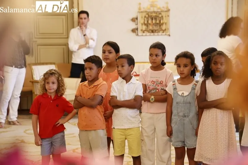 El alcalde de Salamanca, Carlos García Carbayo, recibía esta mañana a los niños saharauis que participan en el programa ‘Vacaciones en Paz’. Foto: David Sañudo
